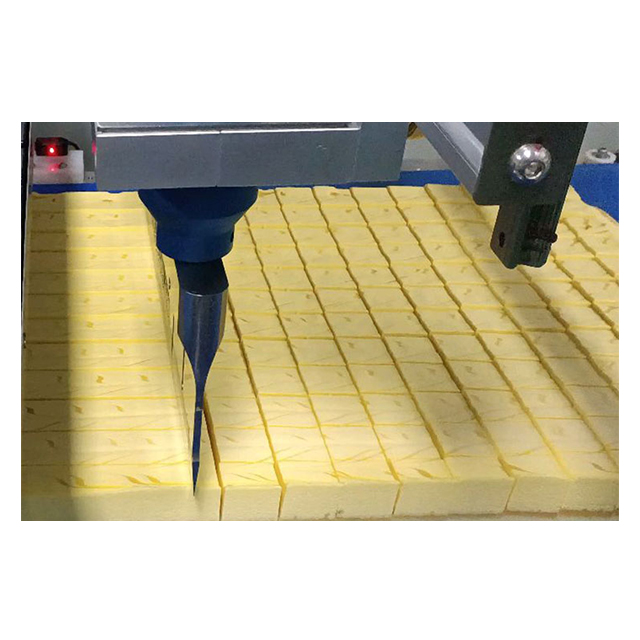Máquina automática para cortar pasteles en láminas con cinta transportadora